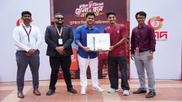 ফুটবলার মোরসালিনের কাছ থেকে গেমিং কনসোল উপহার নিলেন সাকিবুল